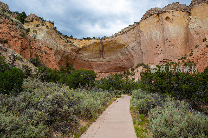 “回声圆形剧场”(Echo Amphitheater)是新墨西哥州阿比奎(Abiquiu)的一个路边景点，以其独特的回声听觉特性而闻名，但据说也带有西部野蛮杀戮的痕迹。